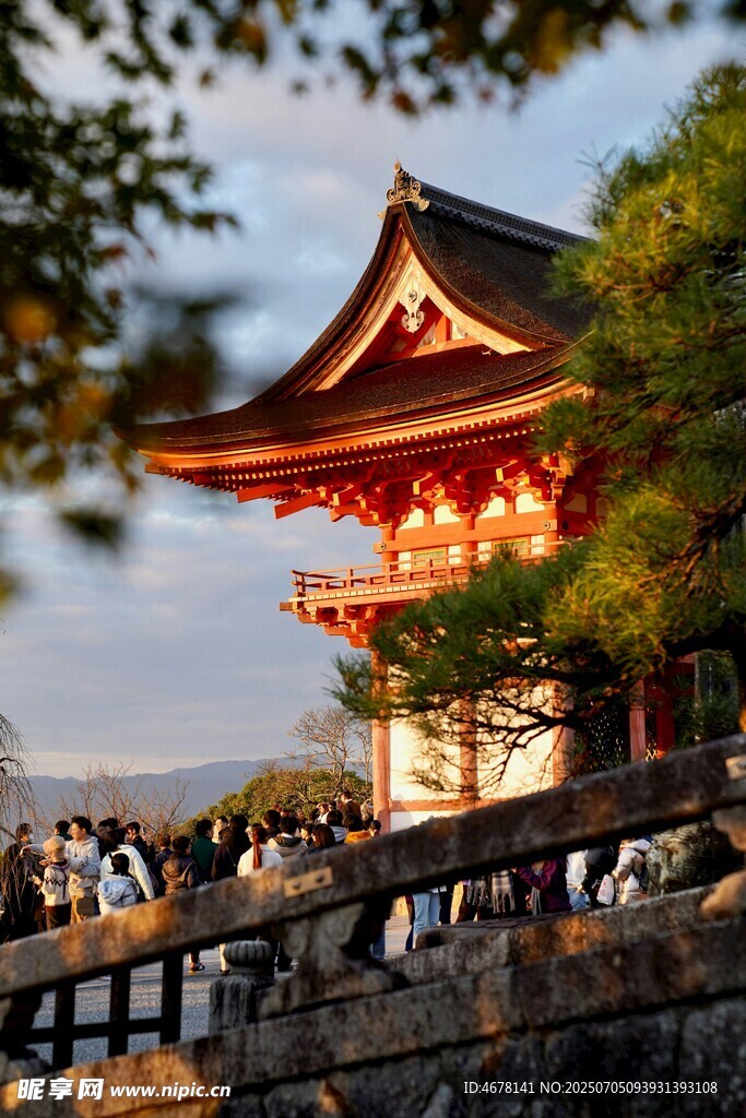 黄昏下的日式传统建筑