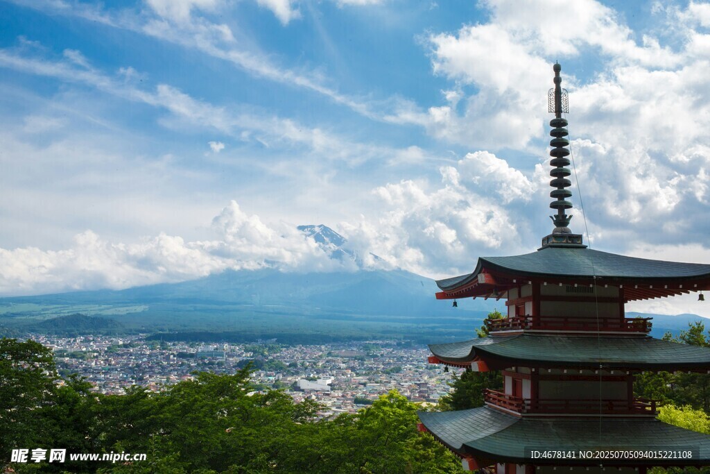 富士山下的日式古塔景观