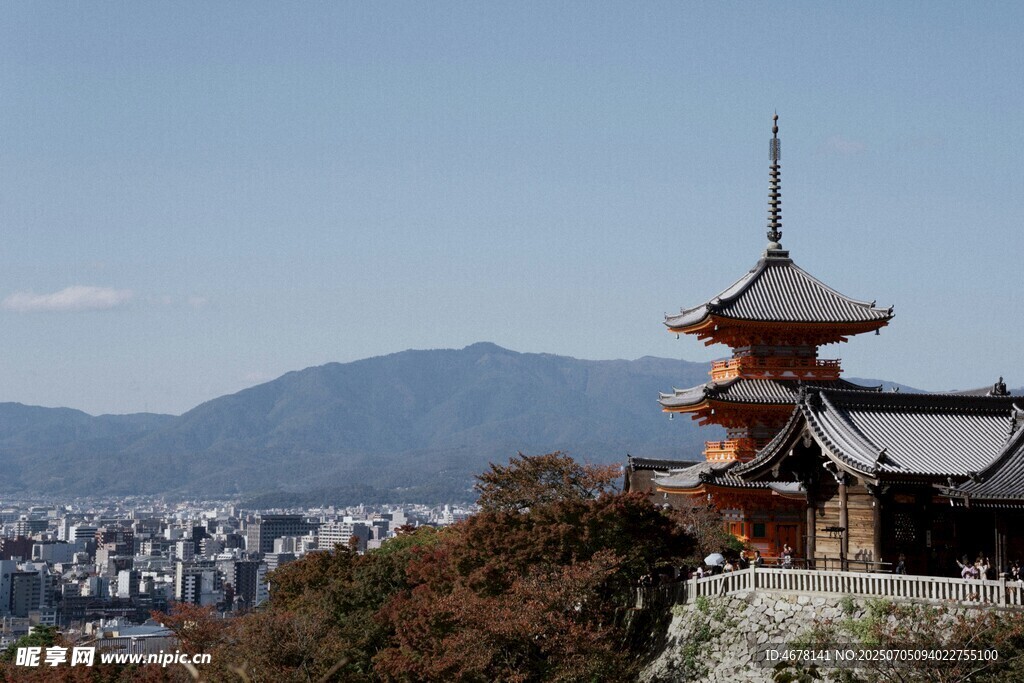 日式古塔远眺城市与山峦