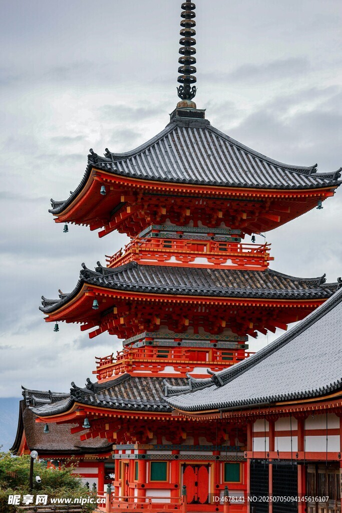 日本传统红色多层塔楼建筑