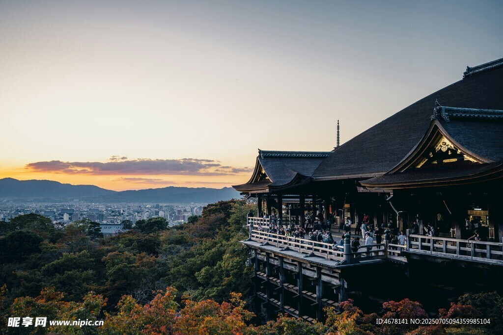 黄昏下的中式楼阁美景
