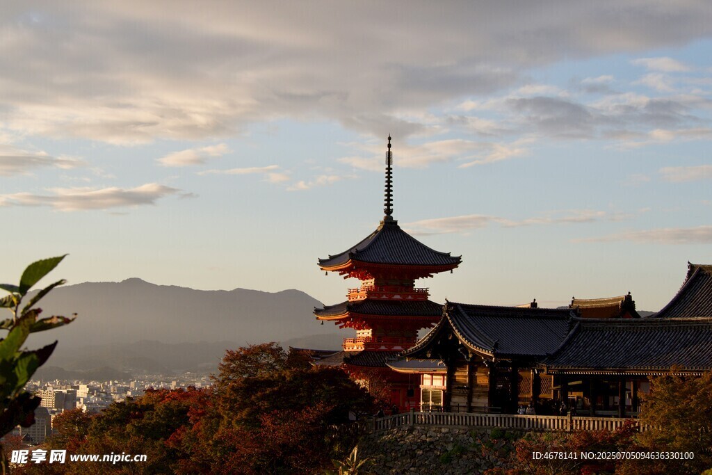 夕阳下的日式古建筑塔楼