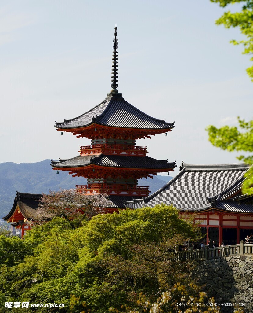 日本传统塔楼与周边景致