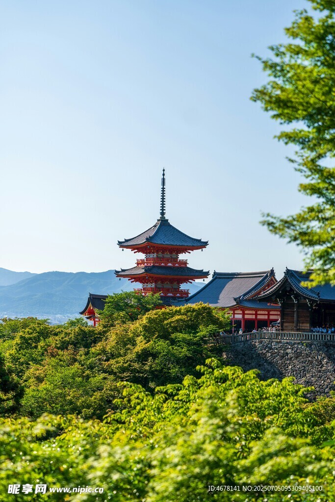日本山间的传统古建筑
