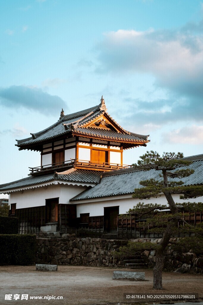 日式古建筑夕阳下的宁静美