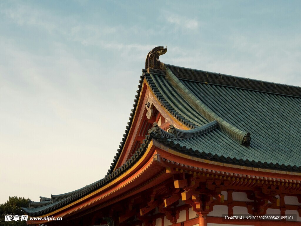 中式古建筑屋顶一角