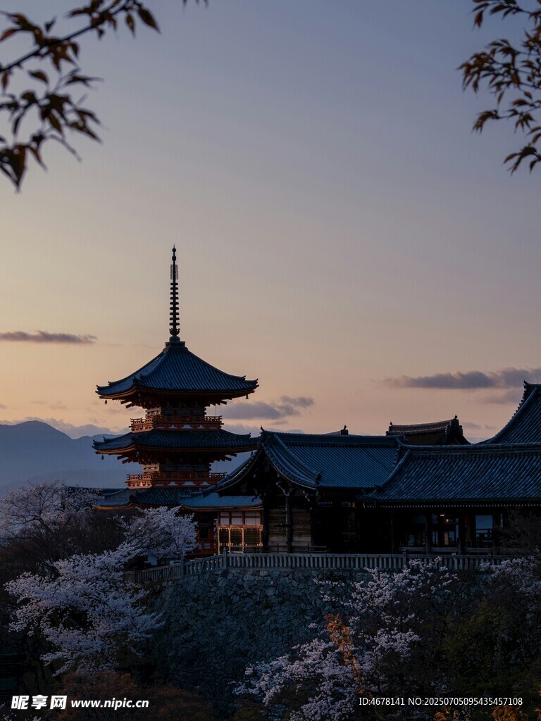 黄昏下的日式古建筑美景