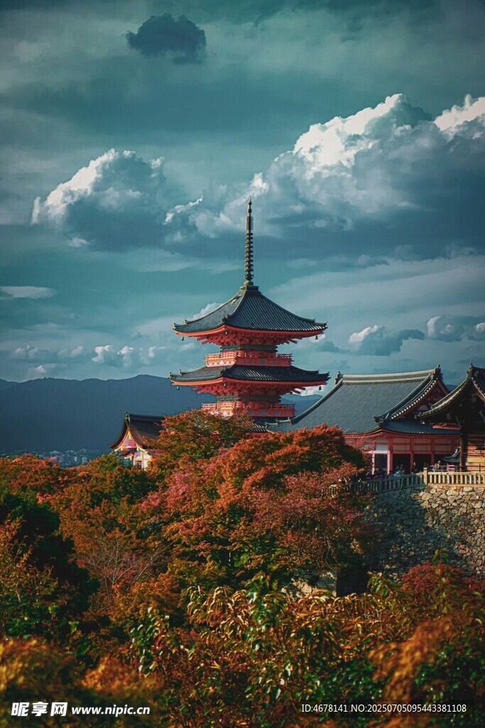 日式古塔与秋日山林美景