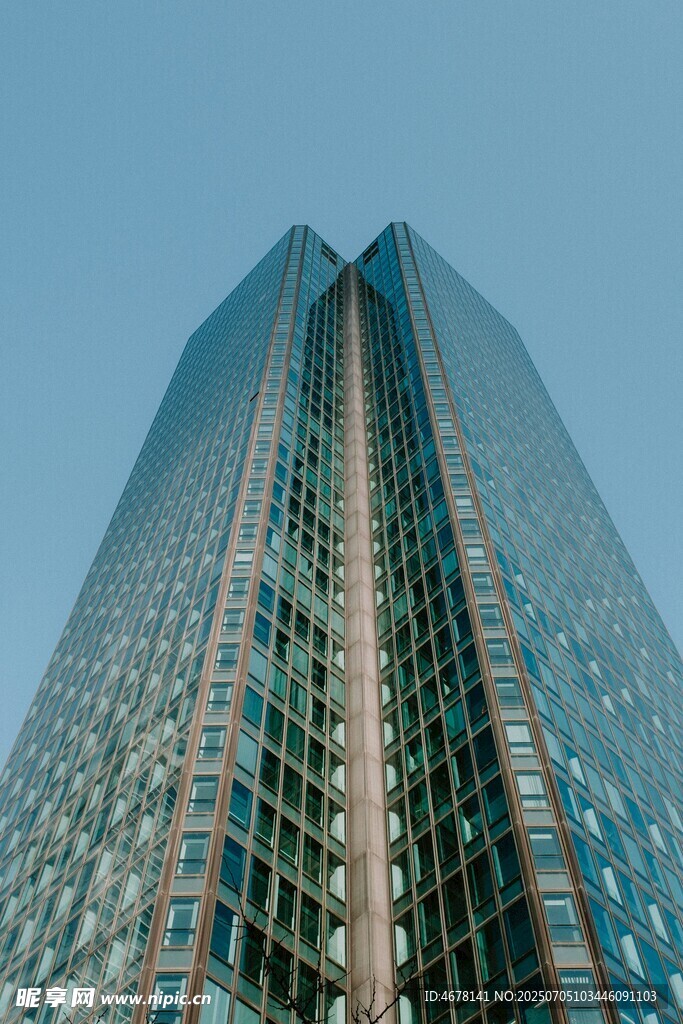 高耸入云的现代摩天大楼