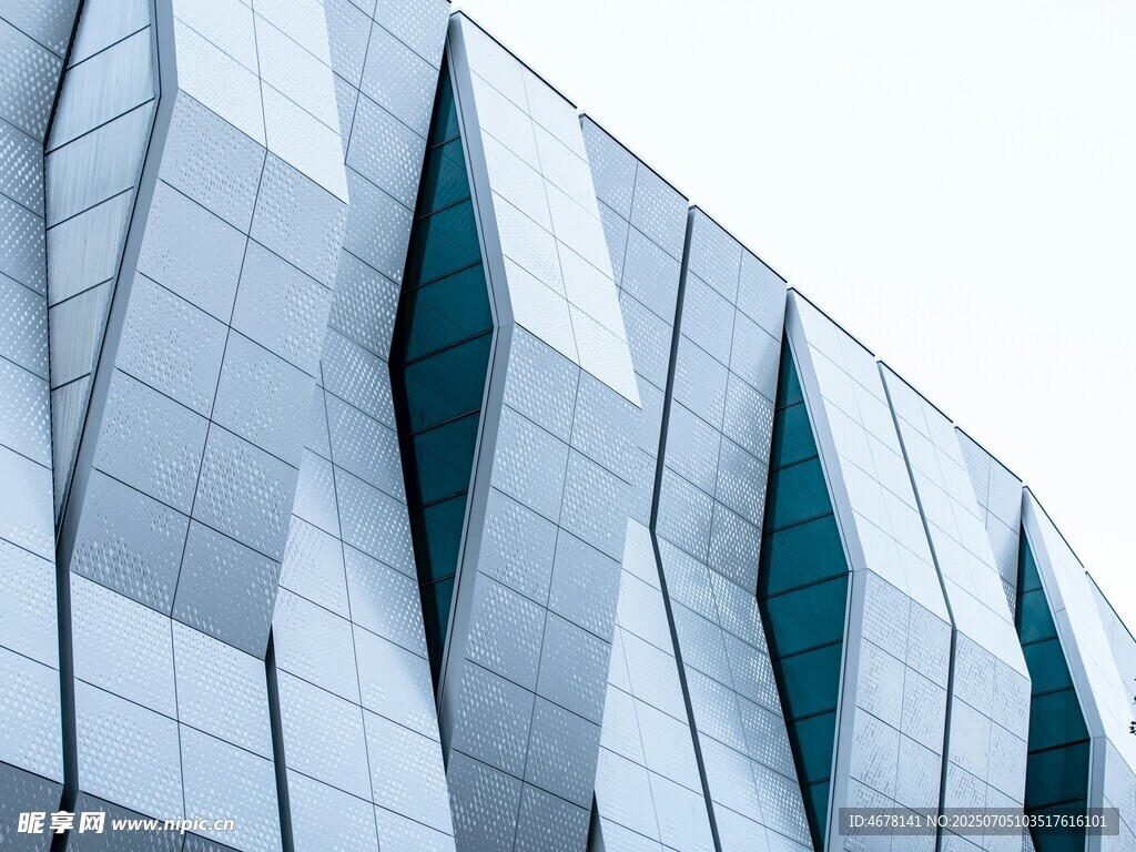 现代几何风格的玻璃建筑