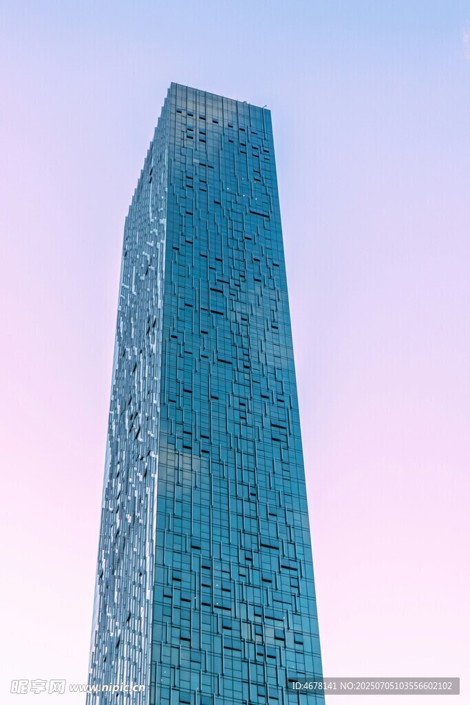 高耸入云的现代摩天大楼