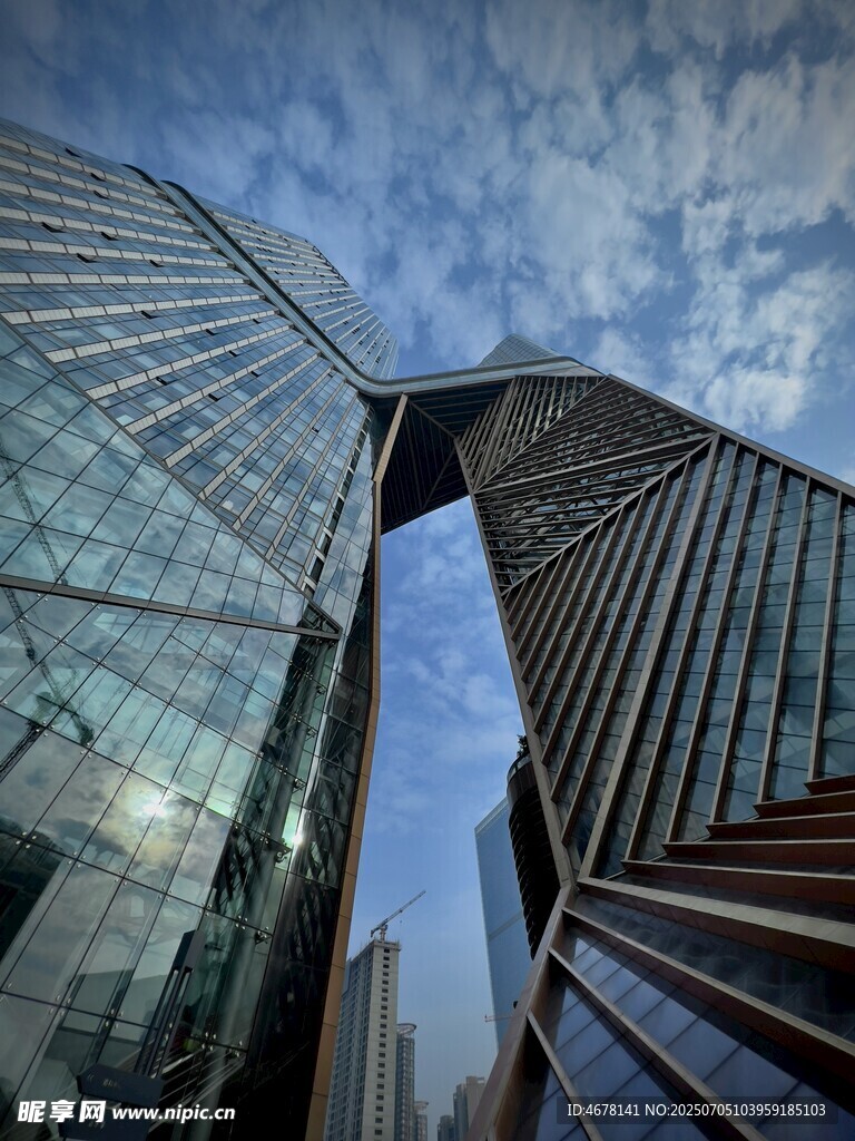 现代玻璃摩天大楼建筑景观