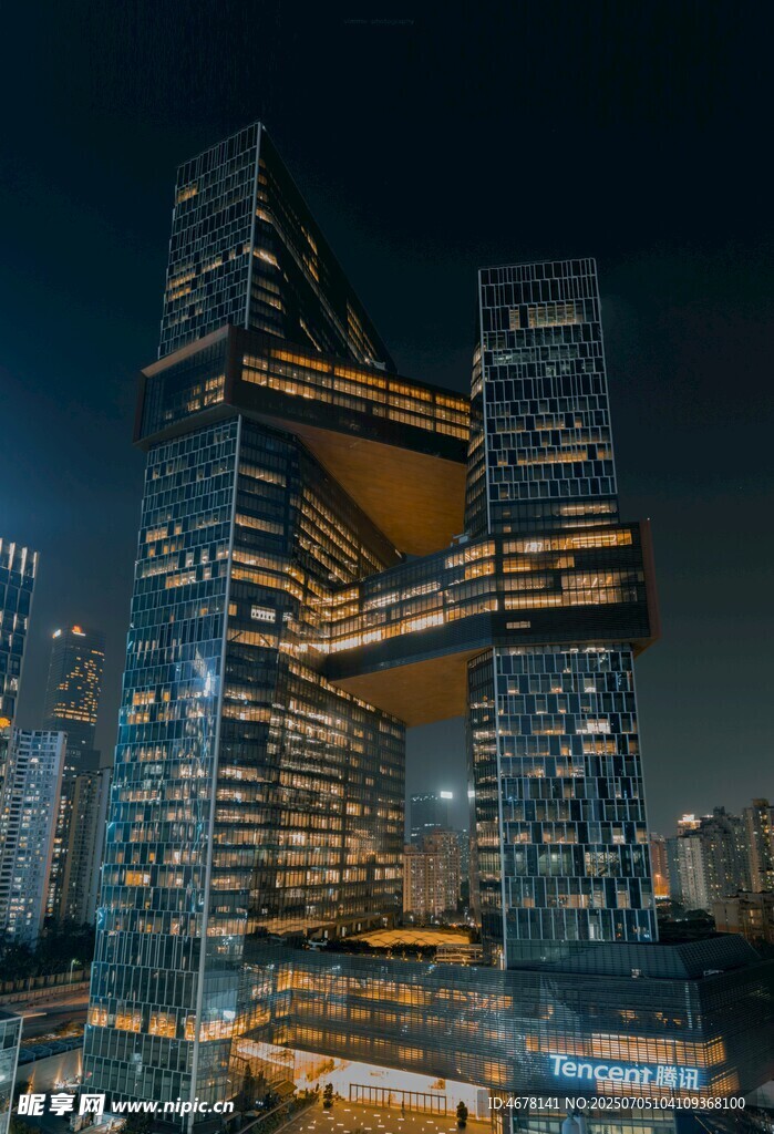 未来感都市摩天大楼夜景