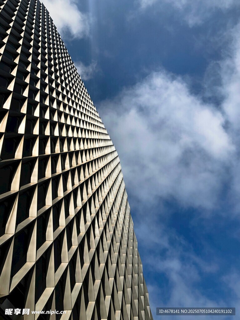 高耸几何建筑与蓝天白云