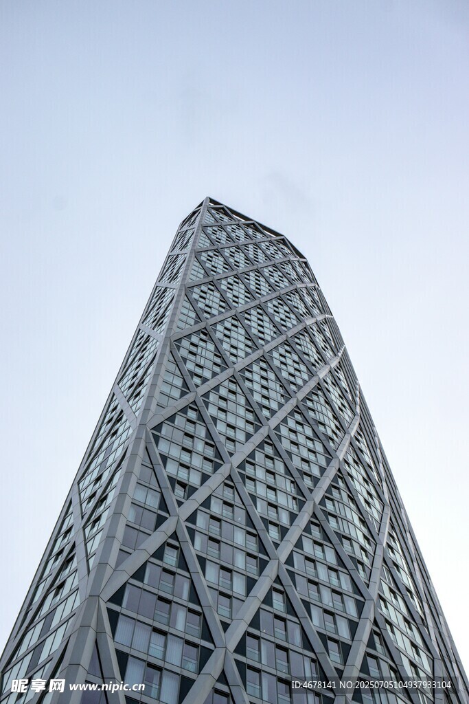 高耸入云的现代几何建筑