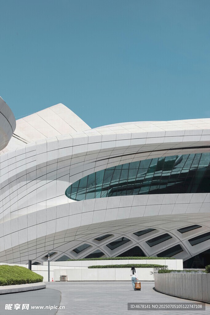 现代流线型建筑外观