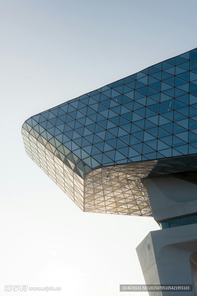 现代几何风格建筑一角