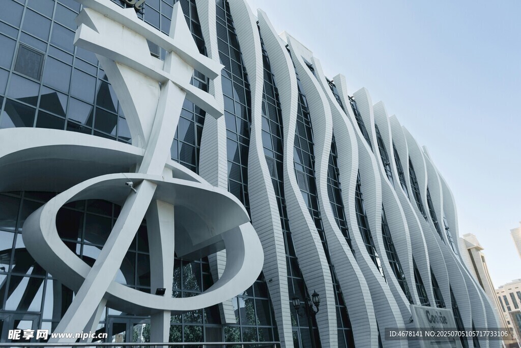 现代流线型建筑外观