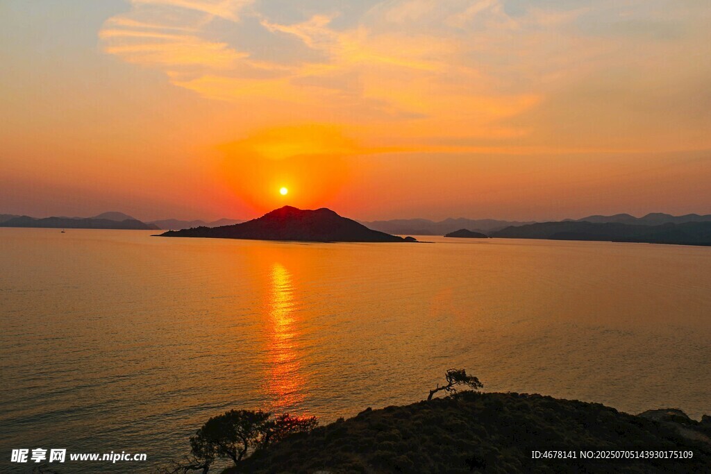 夕阳下的岛屿与平静湖面