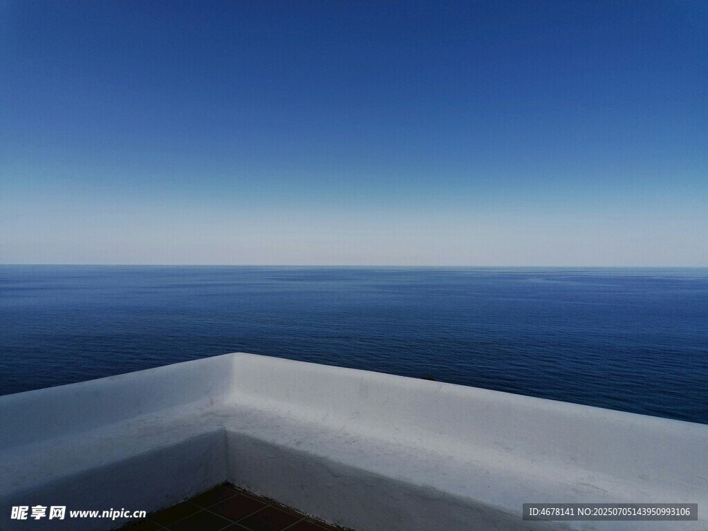 俯瞰蔚蓝大海的角落