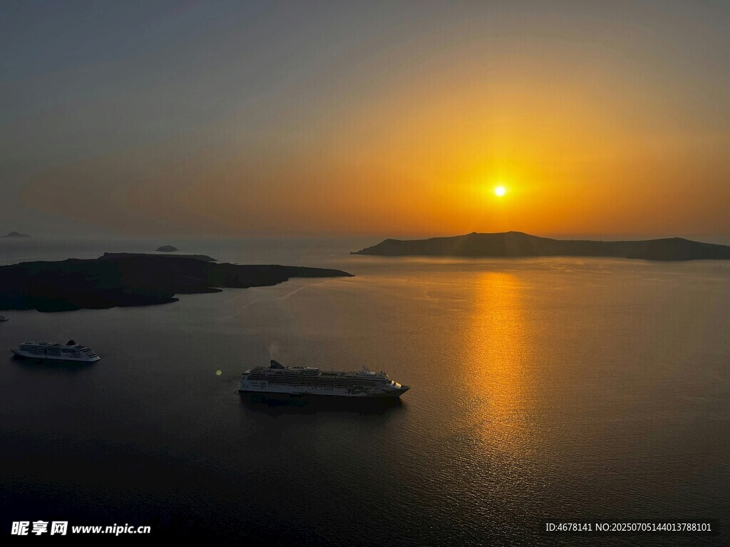 海上日落美景船只静泊