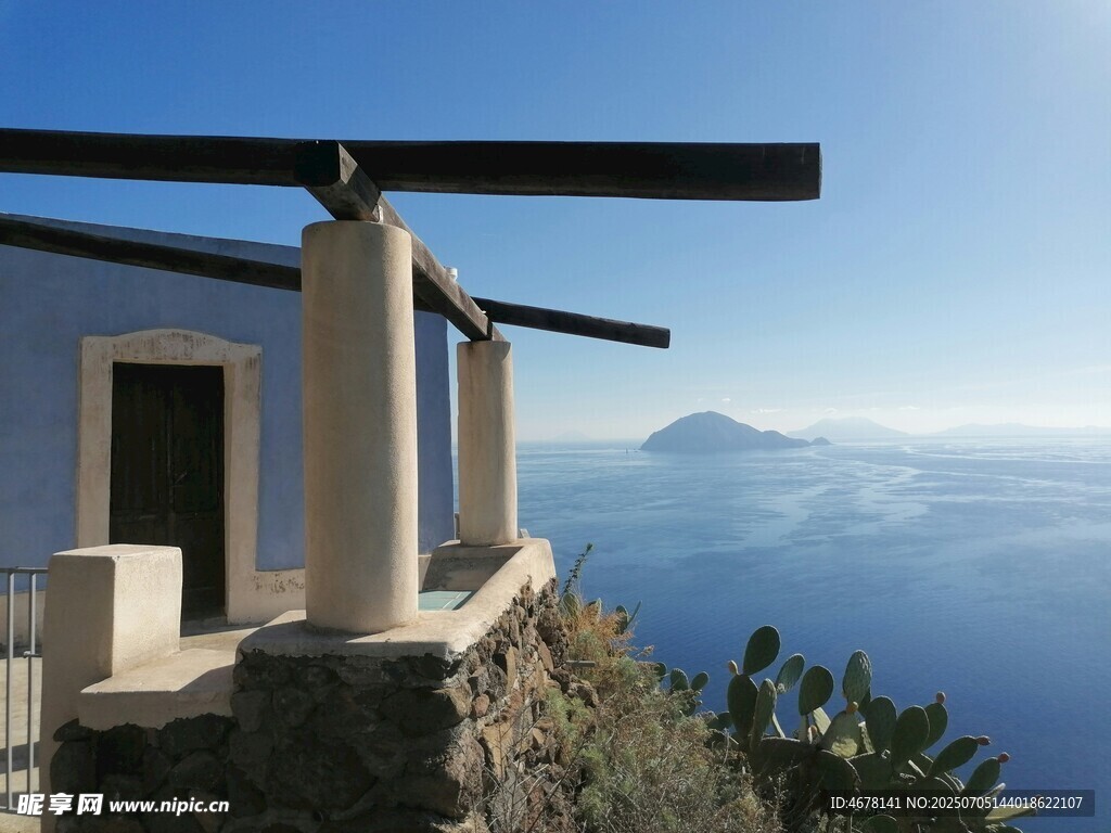 悬崖边海景小屋