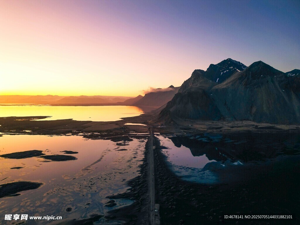 日出时分的壮美山水景观