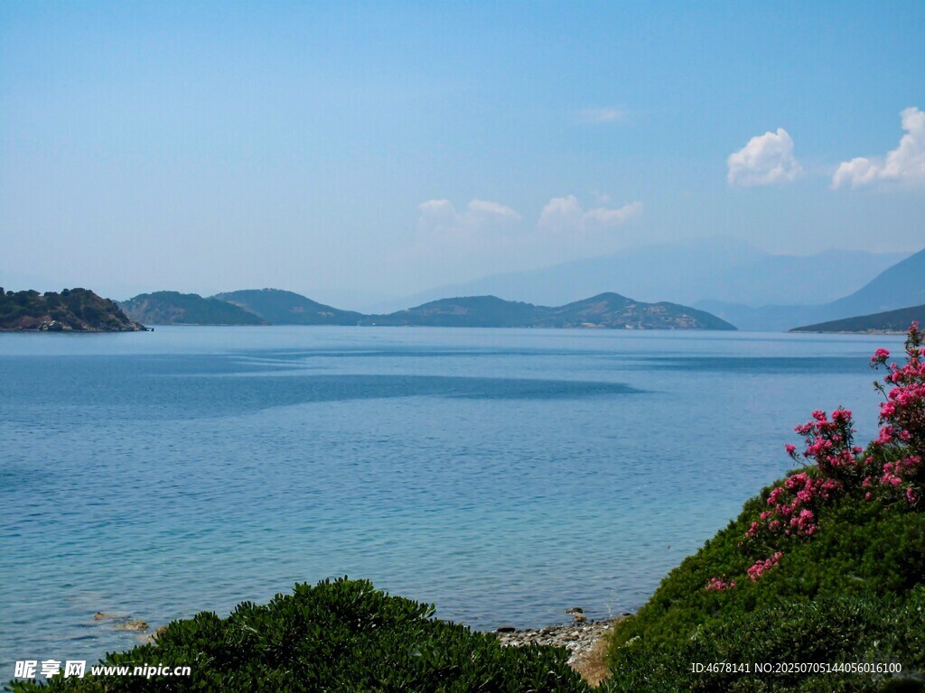 海边秀丽风光繁花点缀