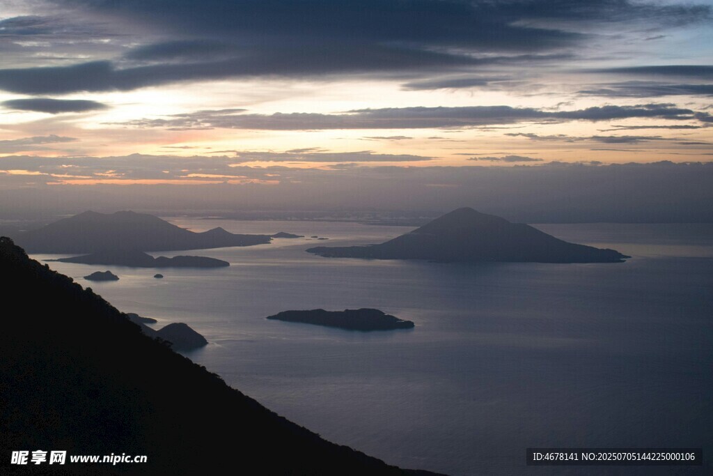 海上岛屿日落壮丽景观