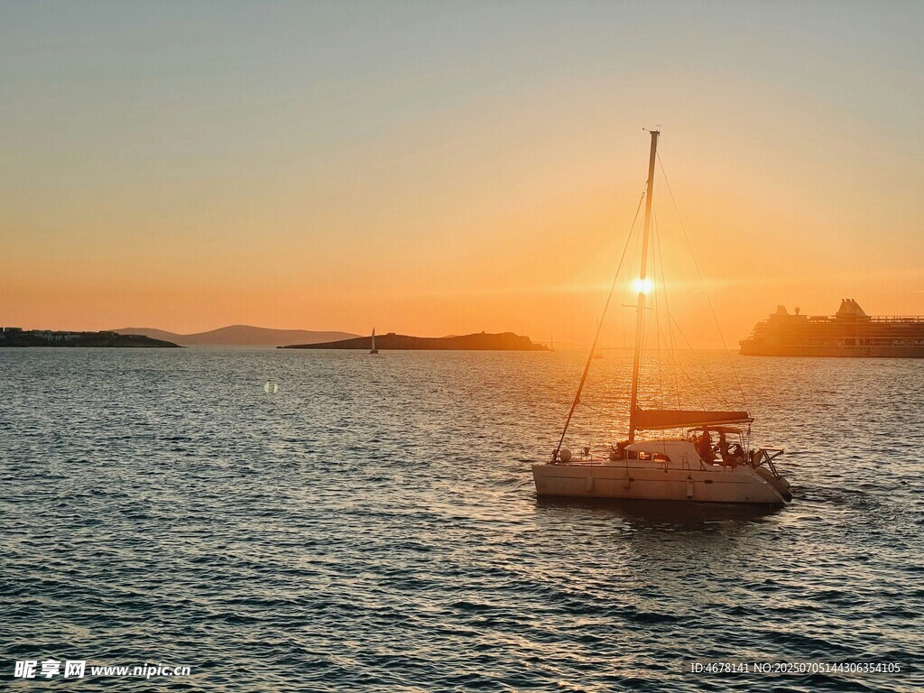 海上夕阳下的航行帆船