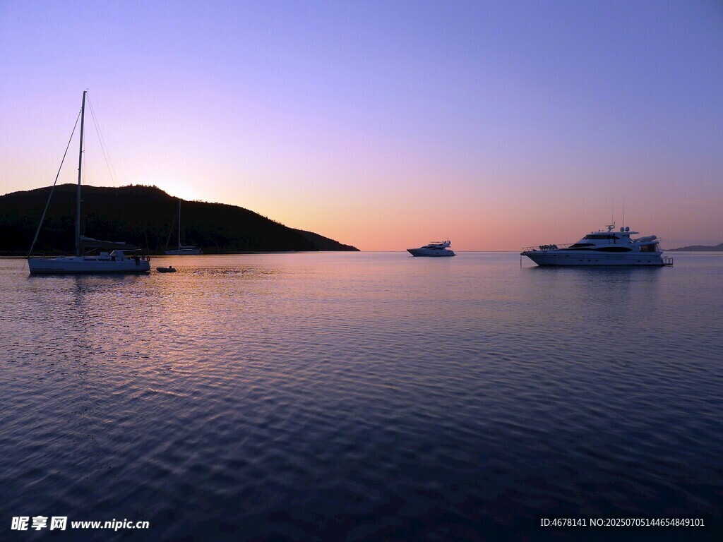 海上黄昏时的帆船美景