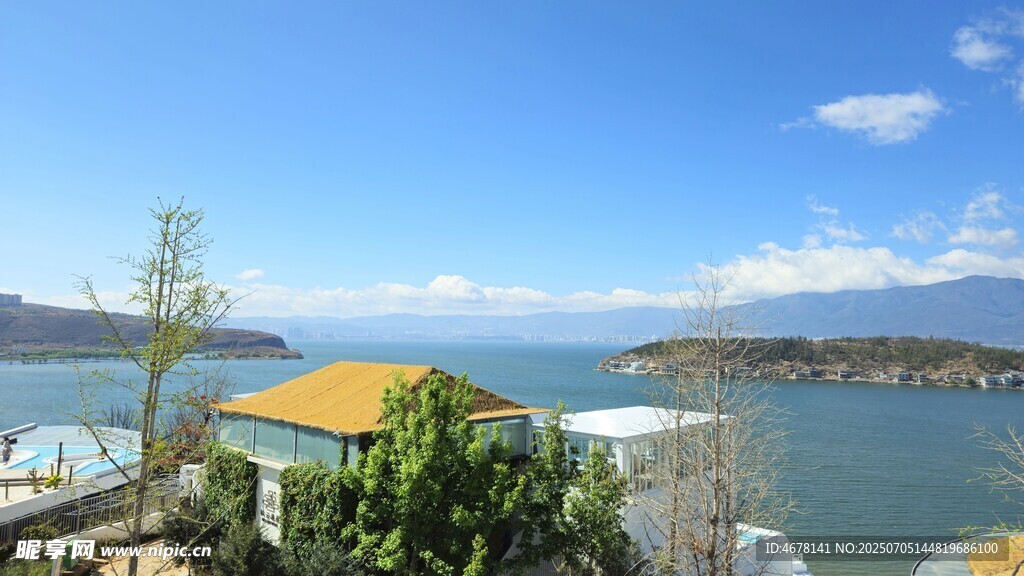 海滨美景遮阳伞下的惬意
