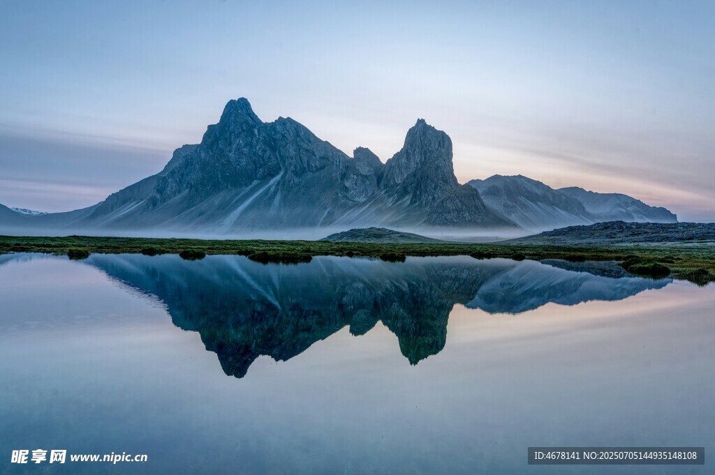 壮丽山景倒映平静湖面