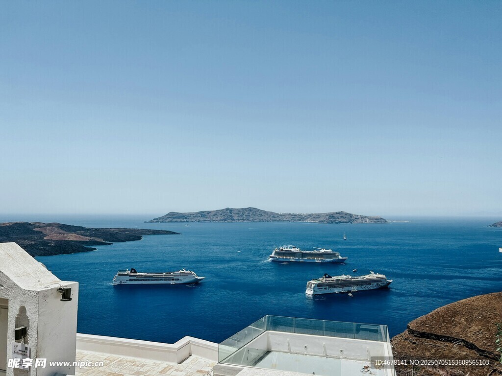 圣托里尼海景中的游船