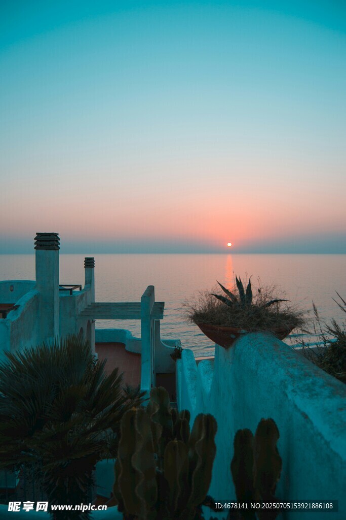海边日落时的建筑景观