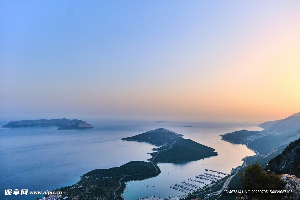 海上岛屿日出壮丽景观