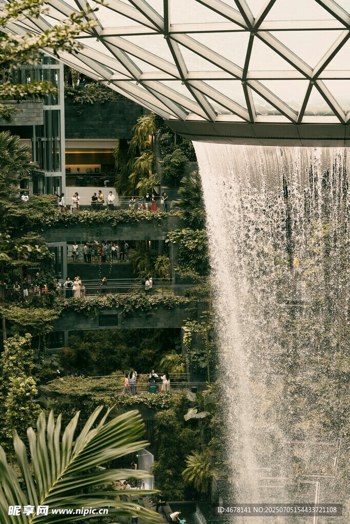 室内瀑布景观绿植环绕