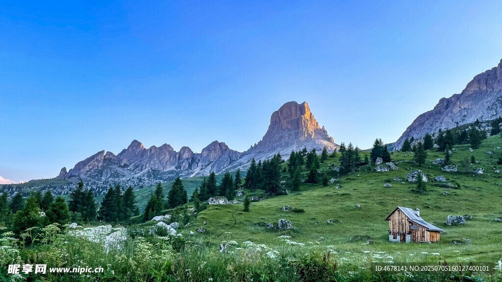 山间小屋邂逅自然美景