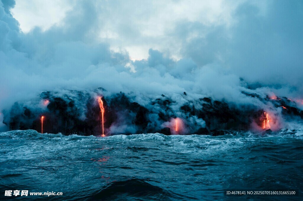 火山喷发于海面壮观景象