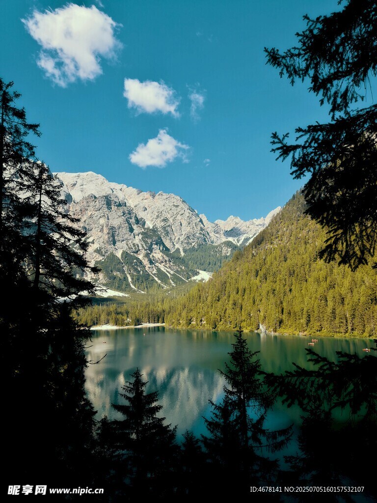 山间静谧湖景自然之美