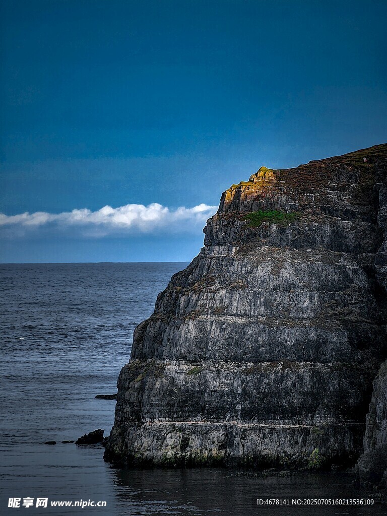 海边嶙峋岩石与蓝天