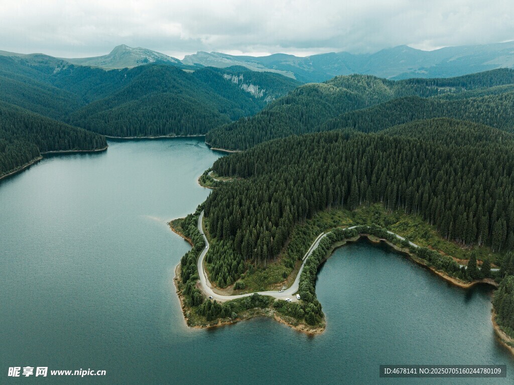 青山环抱的静谧湖泊
