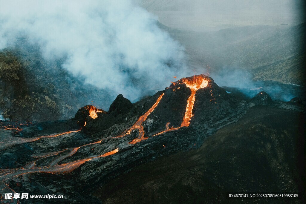 火山喷发熔岩流淌景象