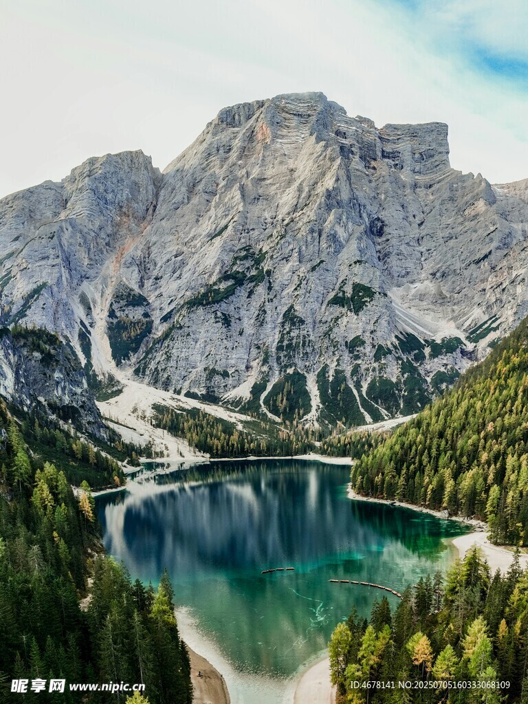高山湖泊美景