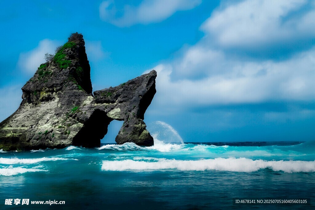 海边奇特岩石与海浪景观