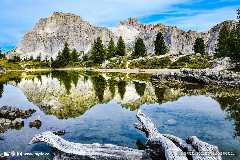 山间湖泊美景