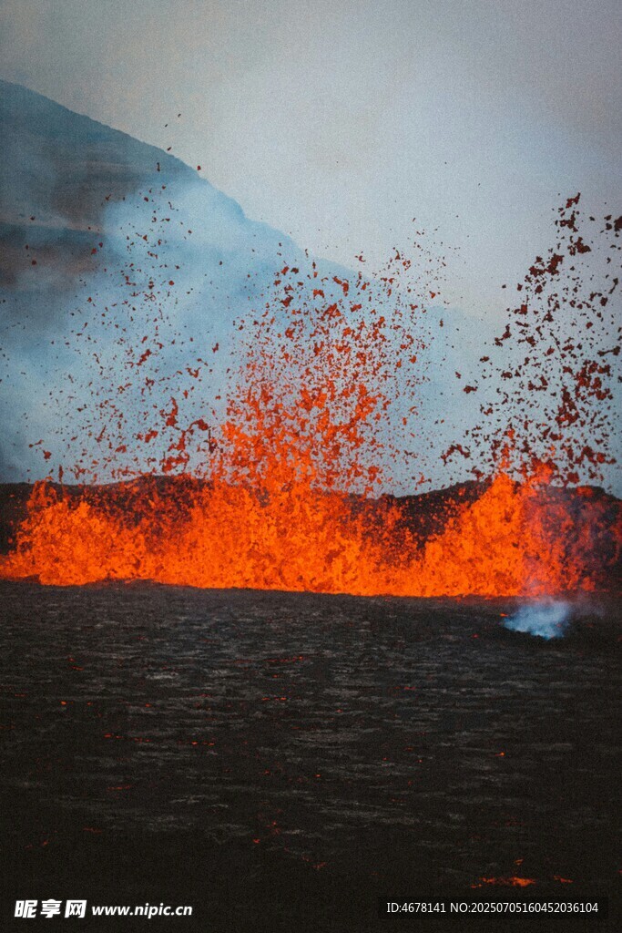 火山熔岩喷发壮观景象