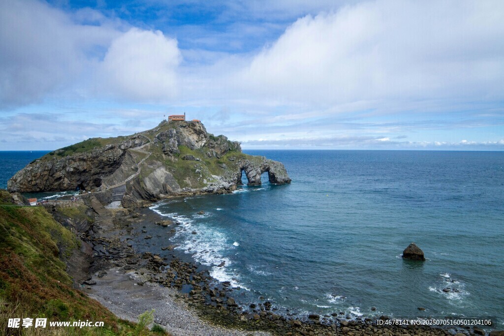 海岸边的嶙峋岩石与碧海