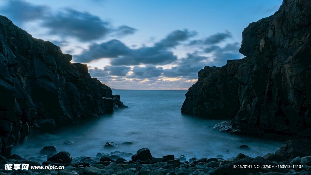 海边岩石间的静谧海景