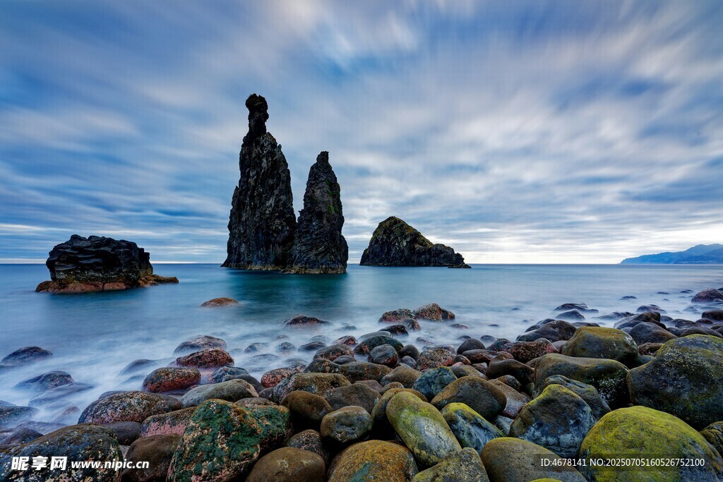 海边嶙峋礁石与壮美海景